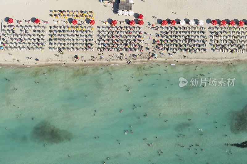 从上面的爱琴海海滩和人