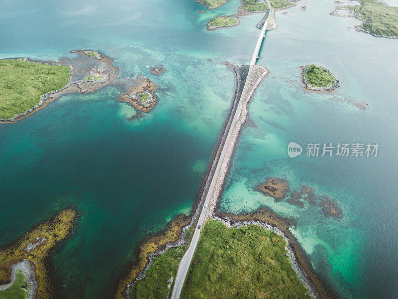 鸟瞰挪威风景如画的公路桥、海洋和山脉