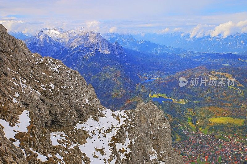 上图为德国巴伐利亚阿尔卑斯山脉的密滕瓦尔德阿尔卑斯村