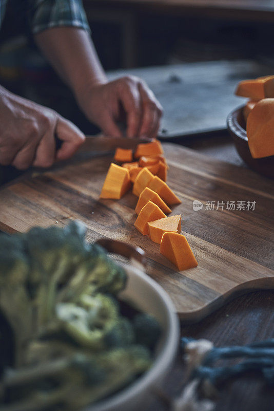 准备南瓜炖鹰嘴豆，芹菜和扁豆