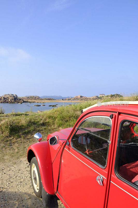 在法国布列塔尼海滩附近的沙丘上停着一只丑小鸭或一辆车