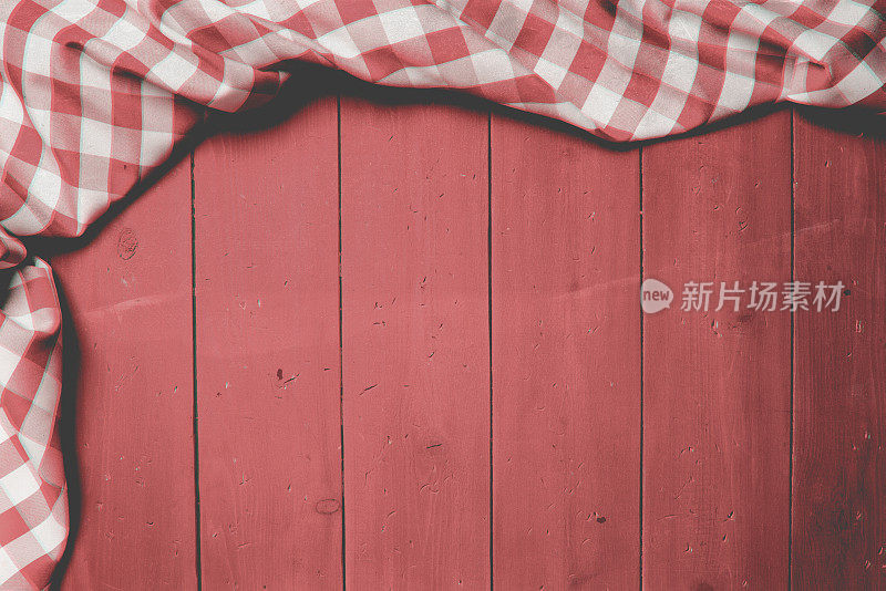红色格子布桌子布和木头背景