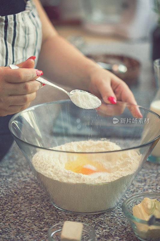 在家里准备甜甜圈的女人