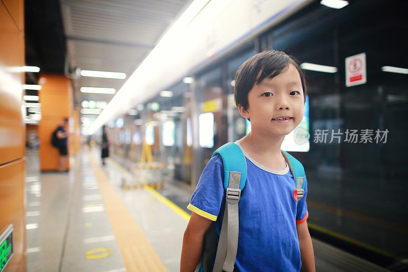 地铁上的小男孩