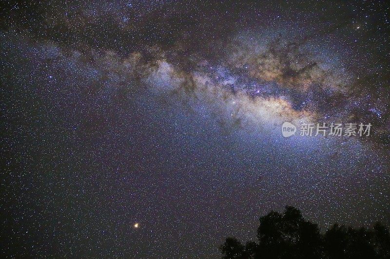 幽静的安第斯山脉上的银河——秘鲁夜晚的风景