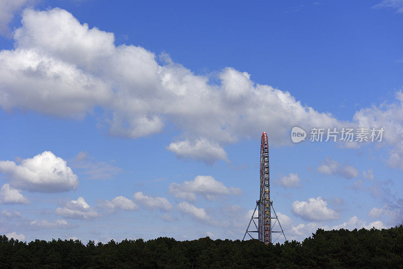 晴朗的天空下游乐园的摩天轮。