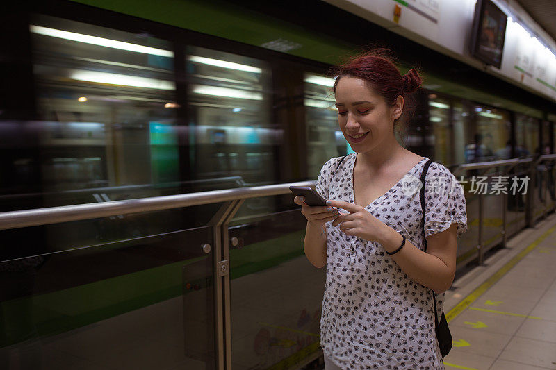 女孩在等地铁时用网络聊天