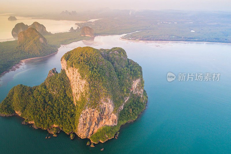 鸟瞰图拍摄热带美丽的海滩海与红树林在泰国南部