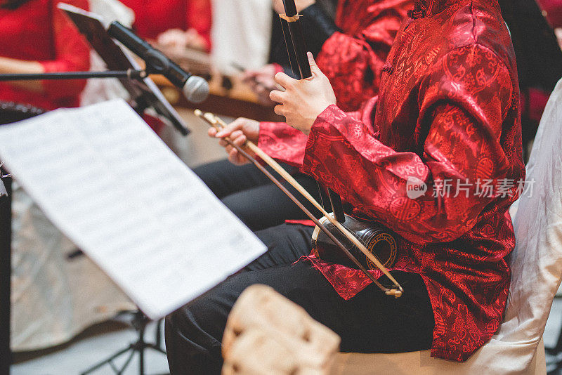 演奏中国传统乐器二胡的音乐家