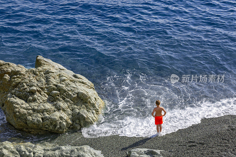 海滩上的金发小男孩