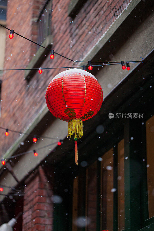 中国的灯笼在雪中