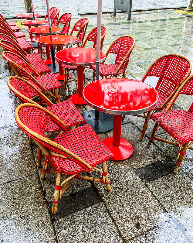 雨后空空的巴黎人行道咖啡馆桌椅，法国