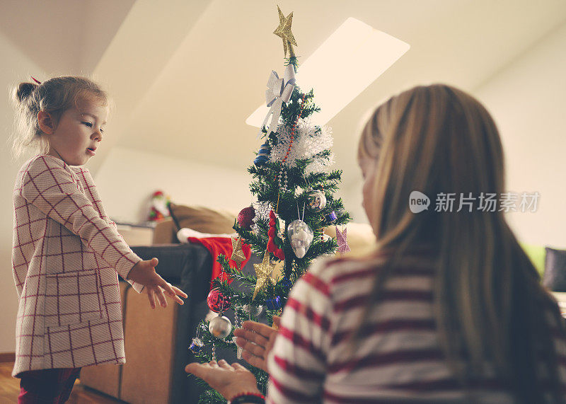 祖母和孙女一起装饰圣诞树