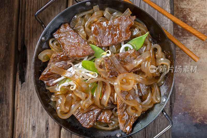 亚洲酱油牛肉面条