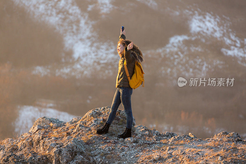 年轻女子喜欢美丽的自然，遛狗