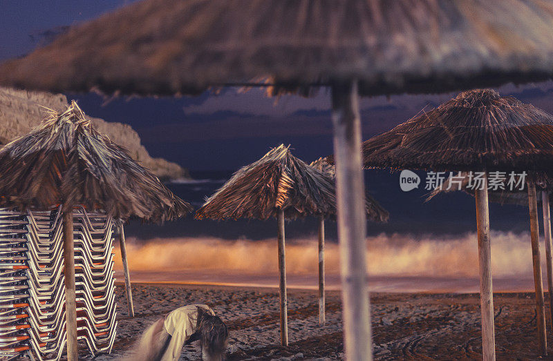 晚上海滩上的棕榈伞