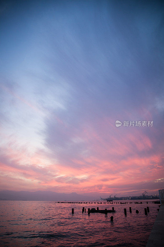 日落天空背景在伊兹密尔