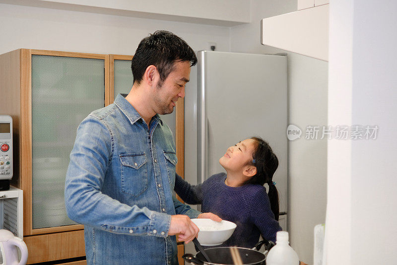 父亲和女儿一起在厨房做饭