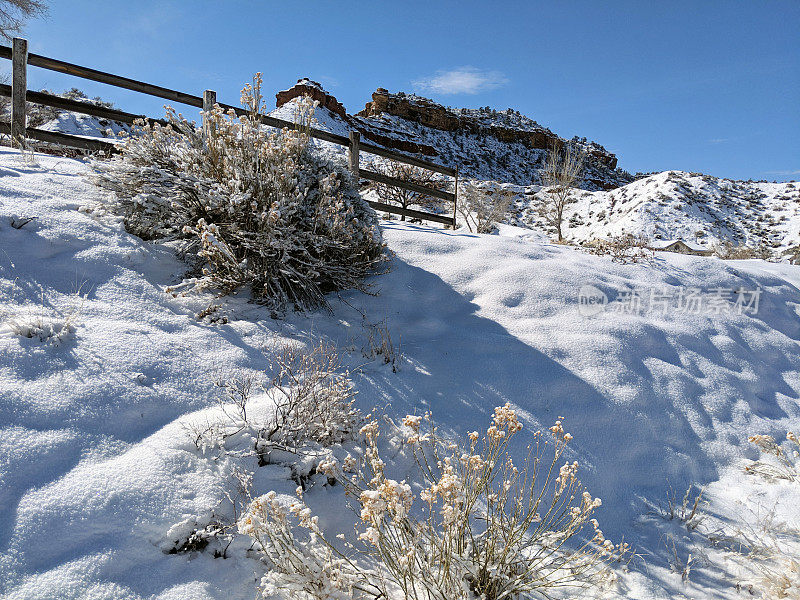 雪堤由公路通往南梅萨在犹他州洛克维尔和格拉夫顿路在冬天