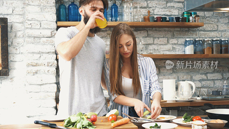 年轻夫妇在家里一起做晚餐