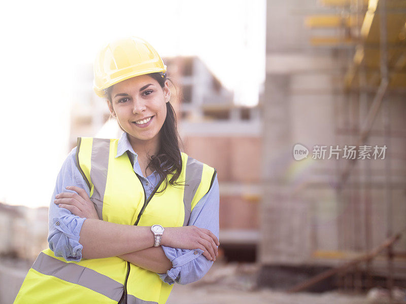 快乐的年轻女建筑师在建筑工地