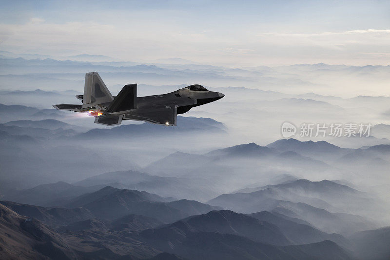 F-22战斗机在薄雾笼罩的群山上空飞行