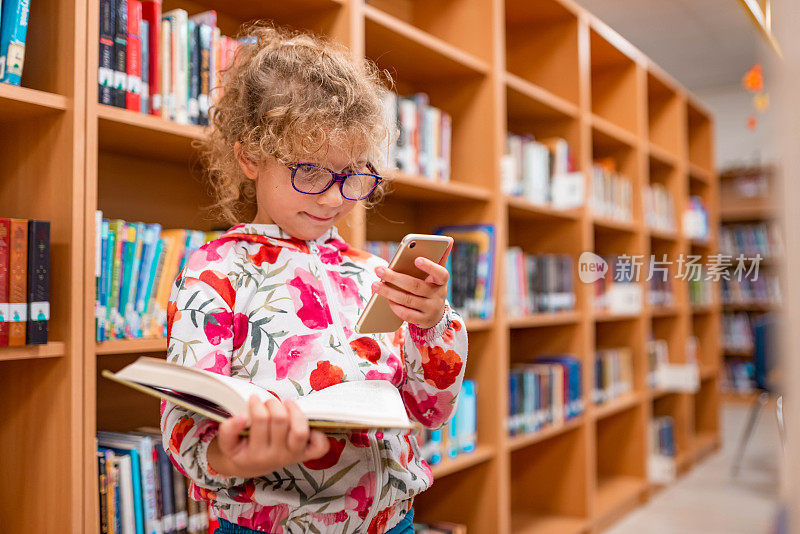 小女孩在图书馆用手机