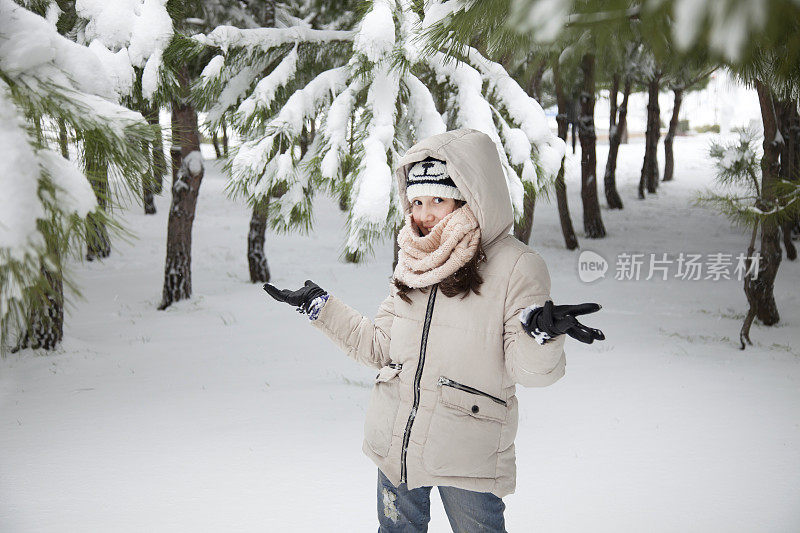 女孩躺在雪地里的地上