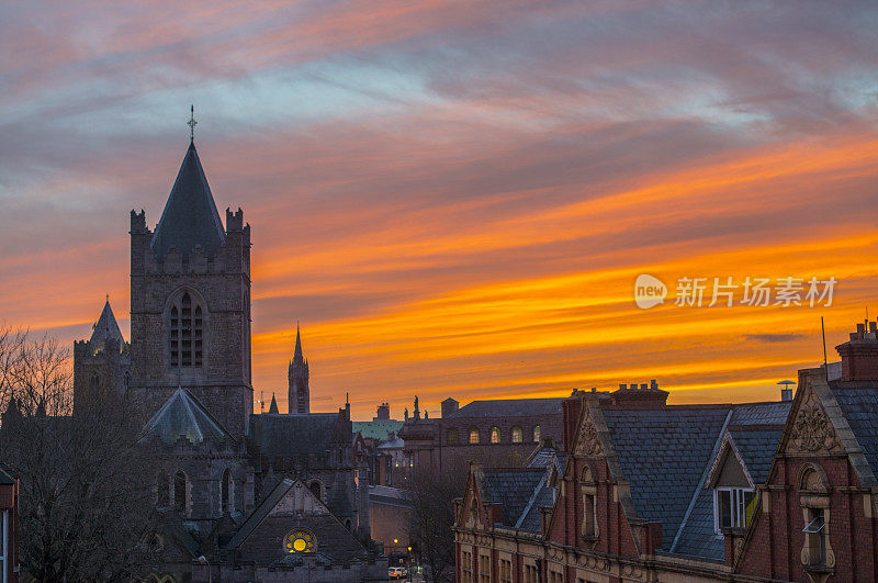 爱尔兰都柏林市中心克赖斯特彻奇大教堂的戏剧性日落。