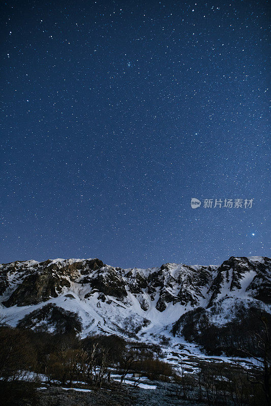 日本遥远的雪山上布满星星的天空