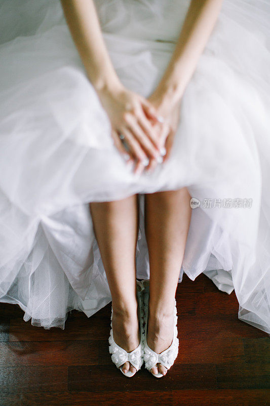 新娘身着白色婚纱等待新郎到来