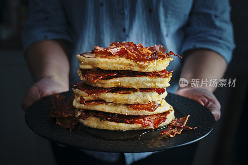 煎饼配脆培根和枫糖浆