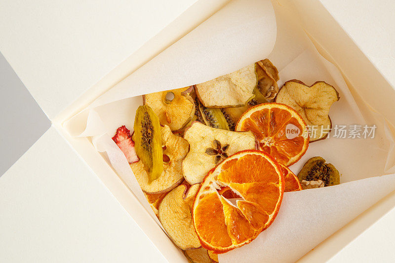 干橘子，香蕉和苹果在白色的背景白盒