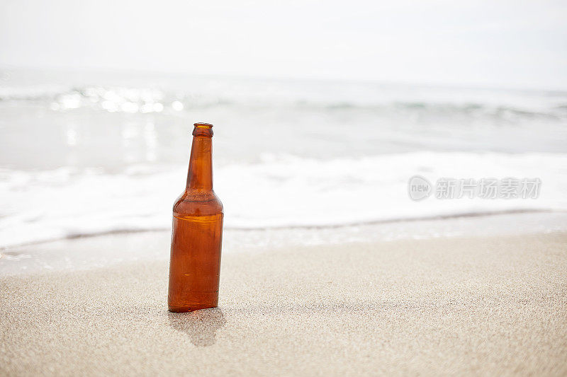 在海滩上喝啤酒的女人