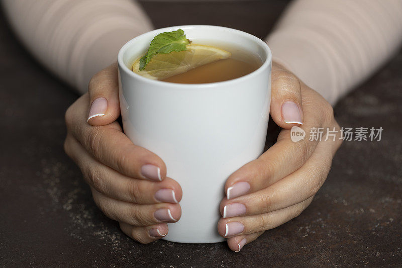 喝花草茶的女人