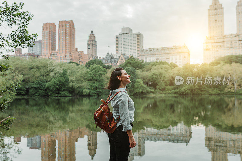 在中央公园旅行的年轻女子