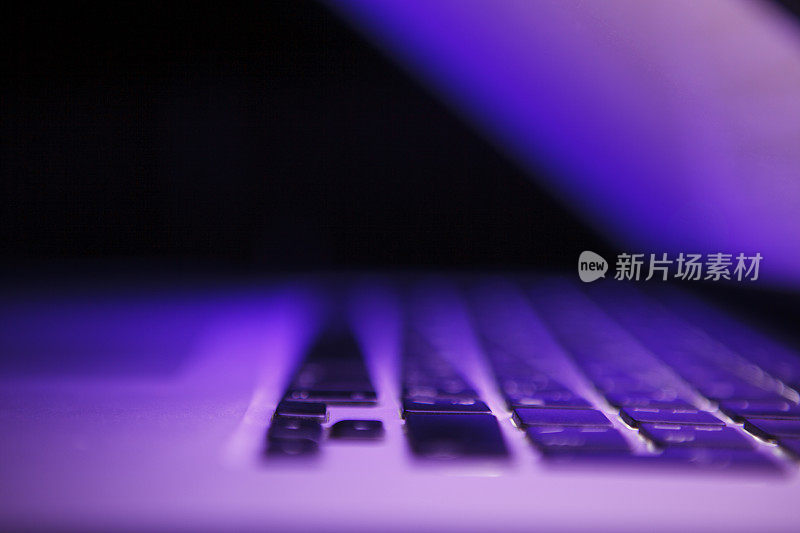 紫色照明的笔记本电脑