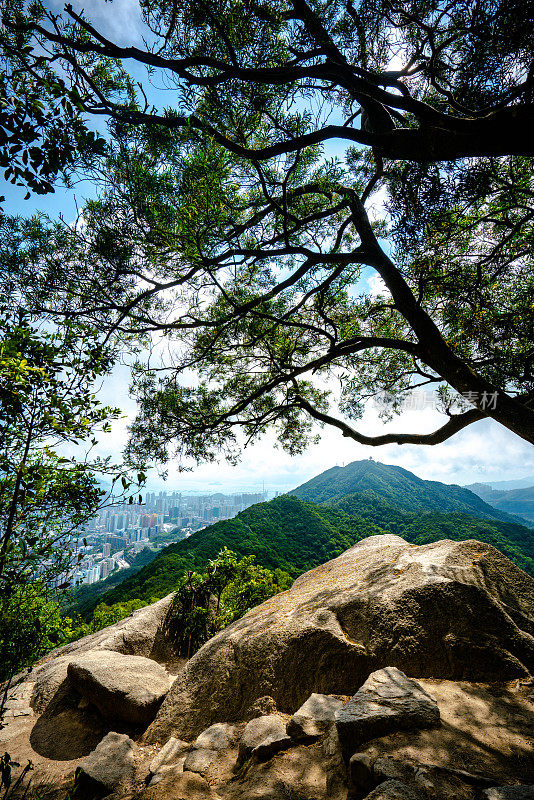 香港狮子山悬崖山顶山上或山上的石头