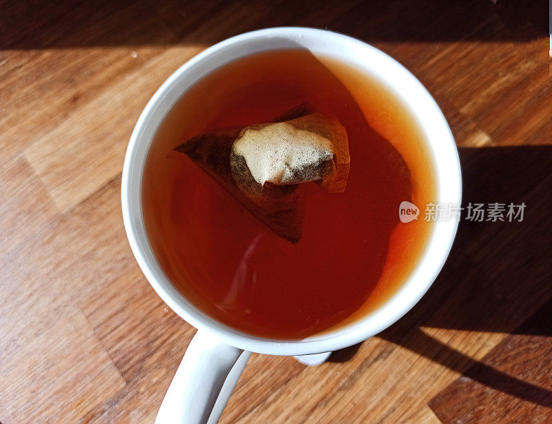 在英国苏格兰格拉斯哥，热的pg茶包和机器人茶包在杯子里