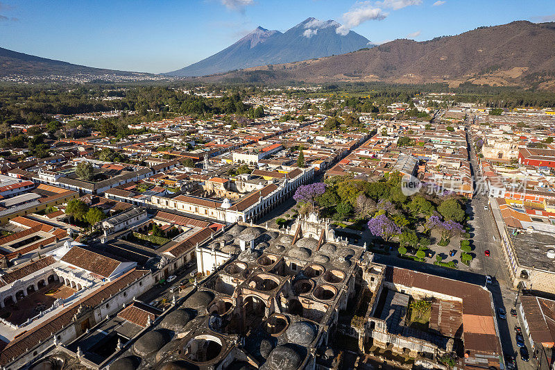 安提瓜、危地马拉、阿卡特南戈和富埃戈是远处的活火山