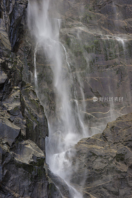布里达尔韦瀑布是加州约塞米蒂山谷最著名的瀑布之一。瀑布高188米(617英尺)，全年流动。位于加州内华达山脉的约塞米蒂国家公园。