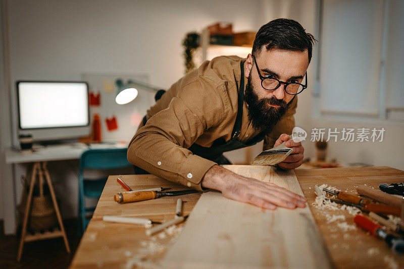 男艺术家在艺术工作室用画笔清洁木材