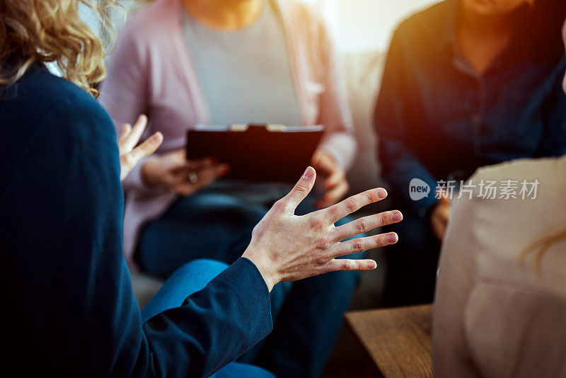 一个情绪化的女人在支持会议上分享她的故事