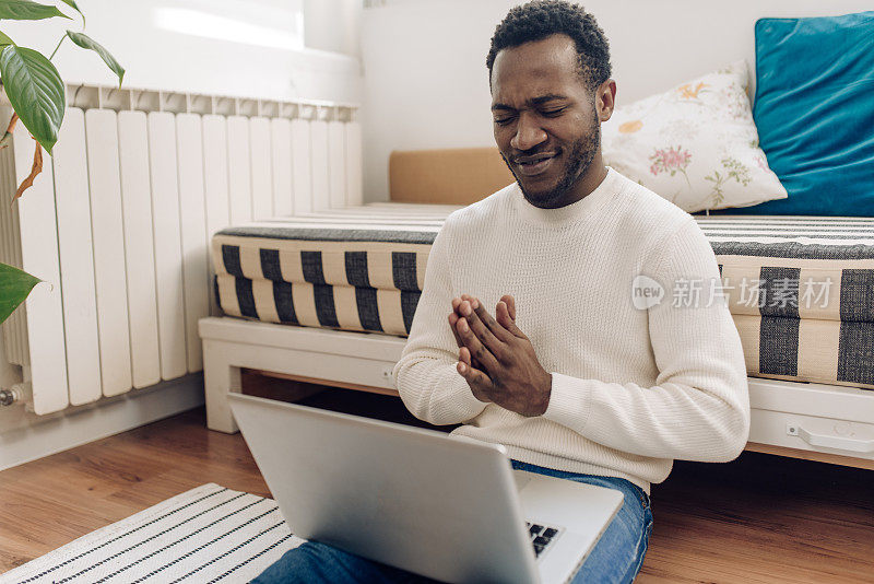 快乐的非裔美国人正在用笔记本电脑进行视频通话