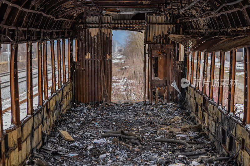 烧毁的火车车厢或货车内部。被点燃后的旧轨道车。所有的内部都被烧得面目全非。