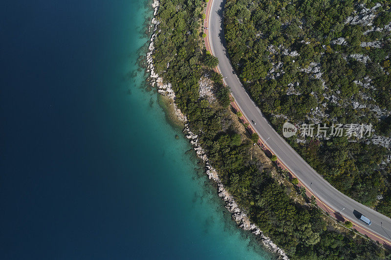 海边路接近海滩，从上面看