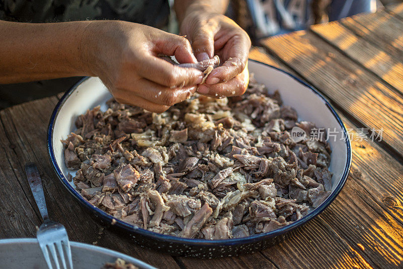 复活节大羊肉，放在碗里纺锤上烤