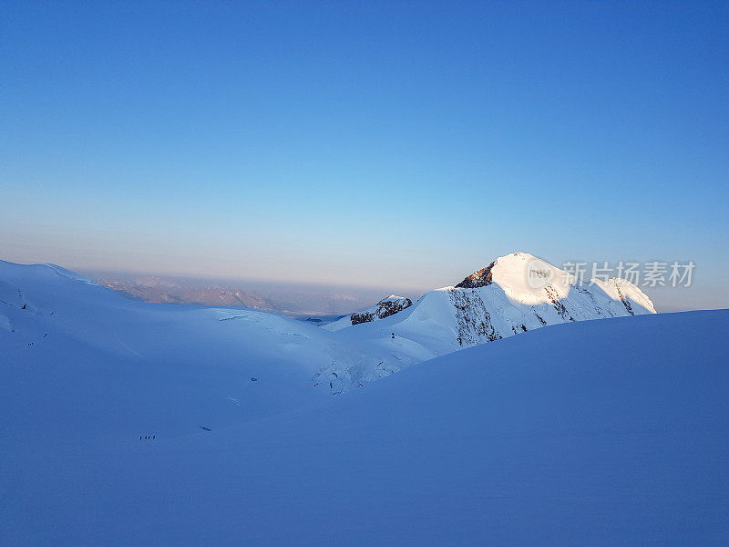 黎明时分白雪覆盖的瑞士阿尔卑斯山