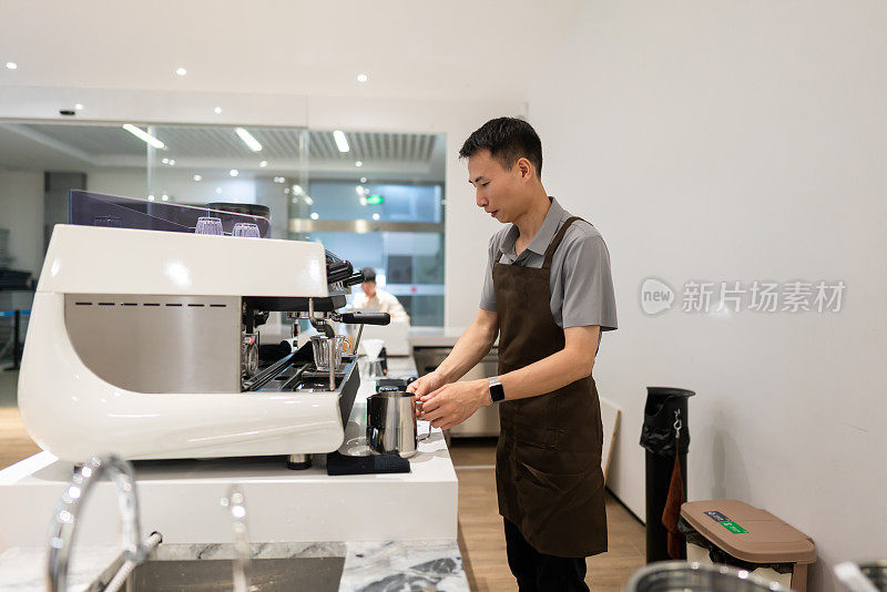 一名亚洲男子正在煮咖啡