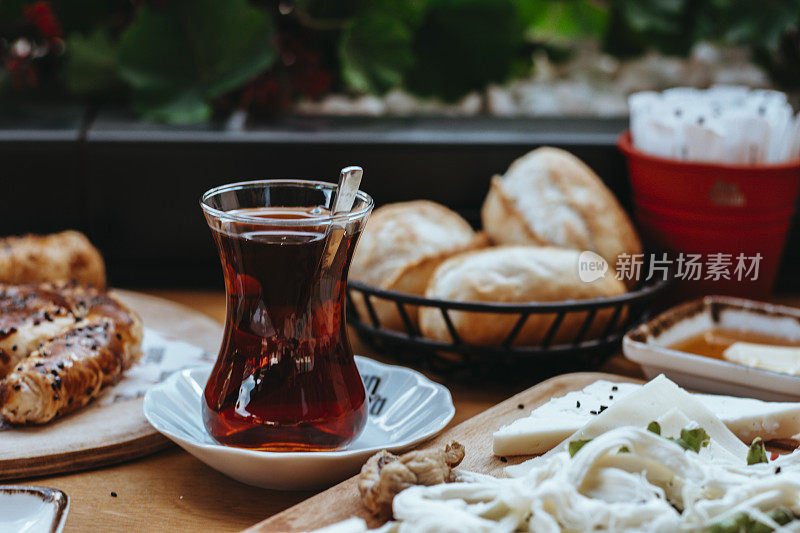 土耳其早餐，周日大早餐或早午餐，白奶酪和鸡蛋，土耳其铺早餐餐厅提供，土耳其茶，红茶